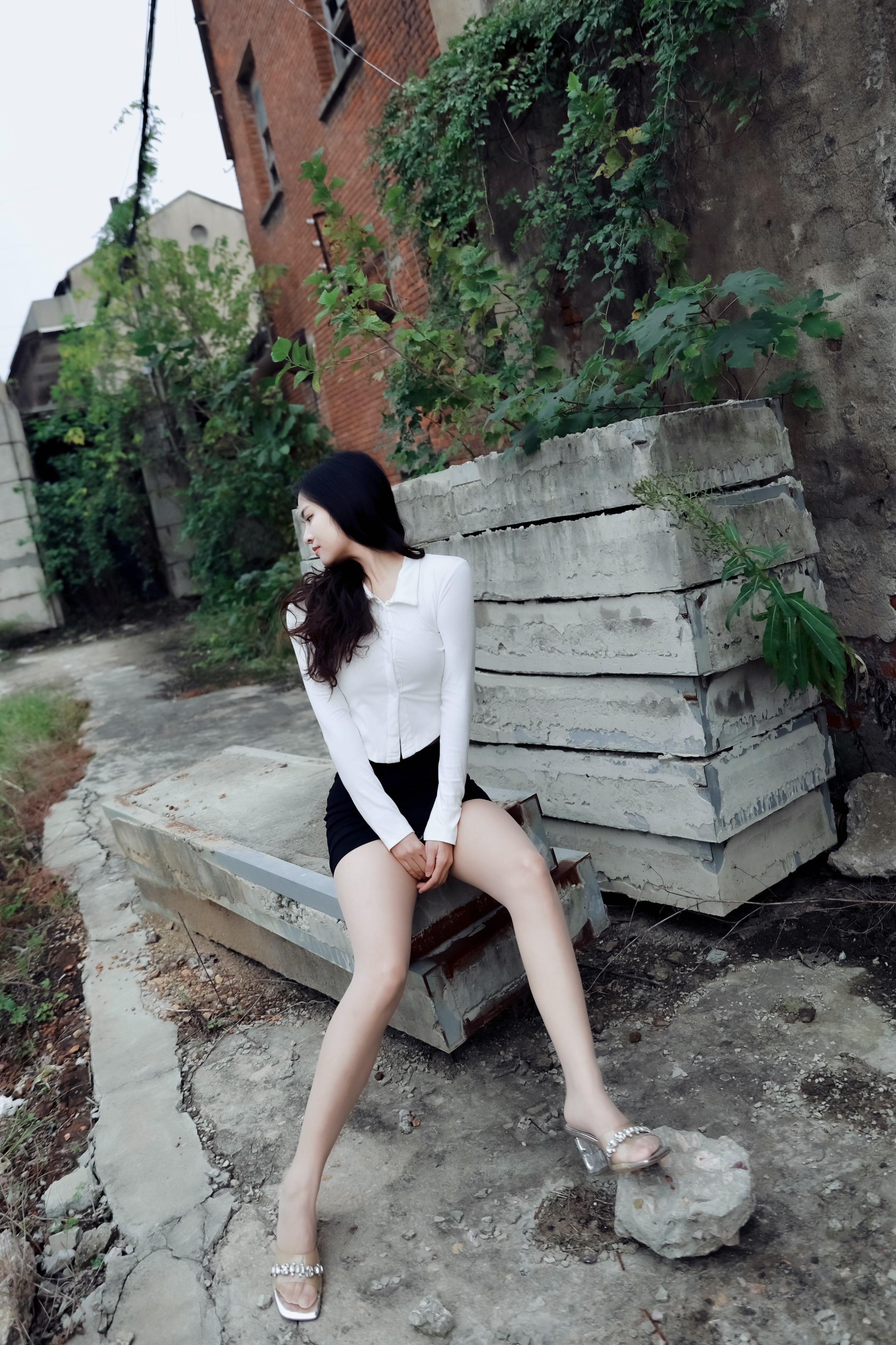 御姐情绪｜县城的废墟 开出静谧的花。《御姐情绪氛围感写真》 模特