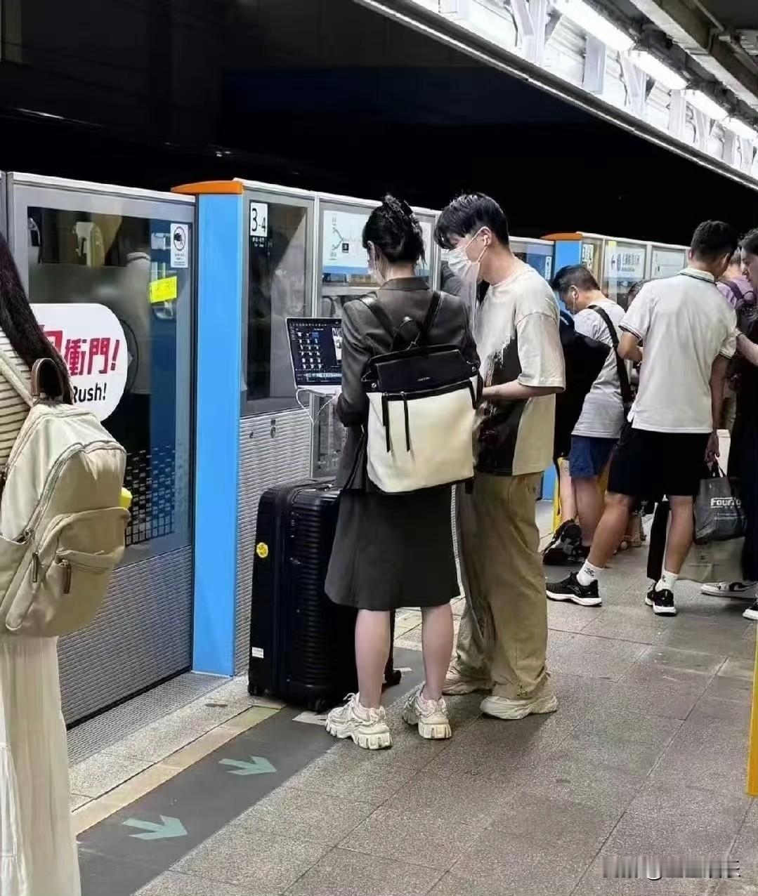 谁能想到当初靠香港狭小出租屋圈粉、主打独自打拼的张雅琪，居然早就悄悄结婚了！网友
