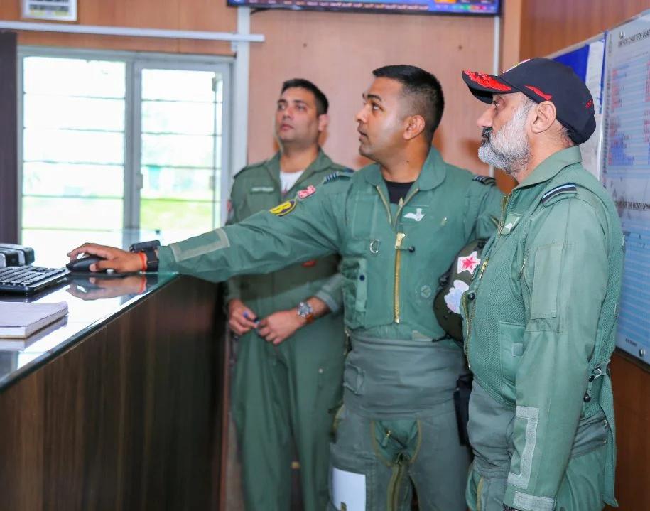 印度空军参谋长在印度空军西部司令部视察时，亲自驾驶一架米格-29UPG多用途战斗