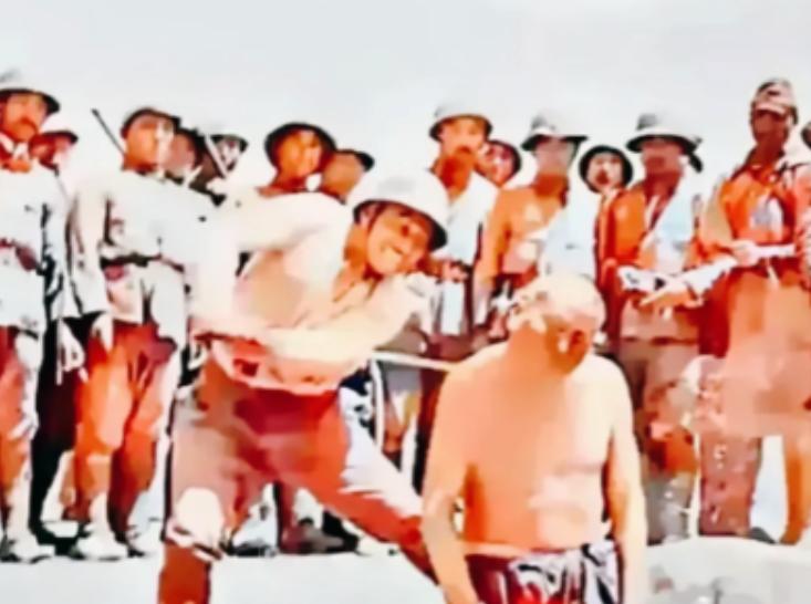 1942年，太平洋战争期间，日军正在处决一名澳大利亚军战俘，在尸首分离的一瞬间，