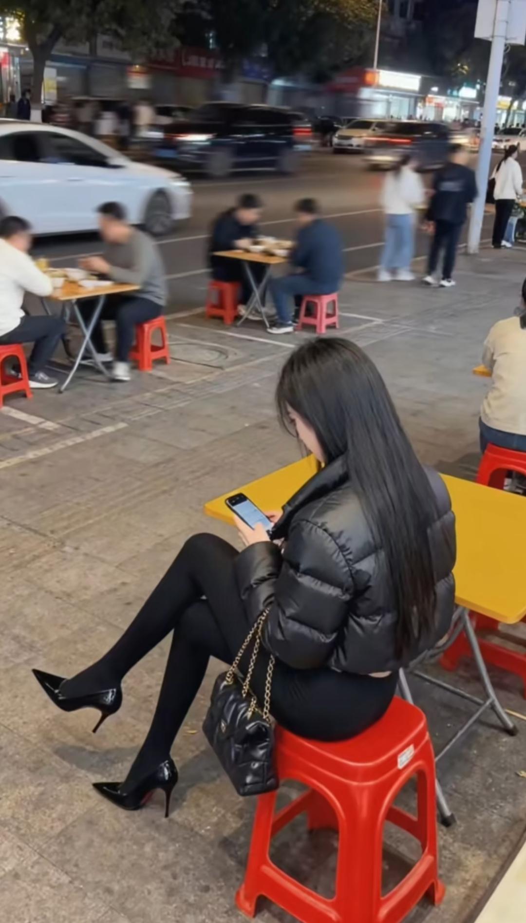 冬日穿搭之厚黑美学——醉美人烟间火气。