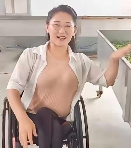 2009年，24岁的董明英嫁给了46岁的单身汉冯治余。这桩在外人看来不太匹配的婚