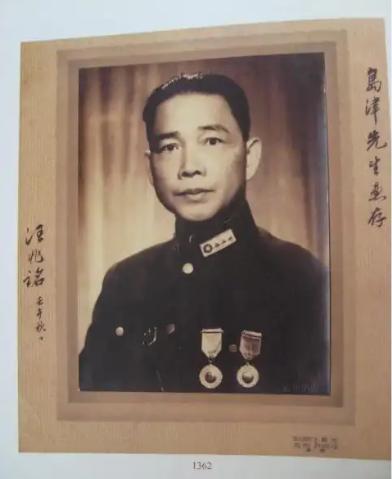 汪精卫老婆陈璧君，往他坟里灌了5吨碎钢铁，浇筑成一个铁疙瘩，以为能护他周全。结果