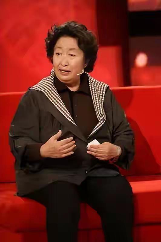 彭玉老师走了，享年九十三岁，小时候经常守在电视机前面看她演的戏，印象最深的就是《