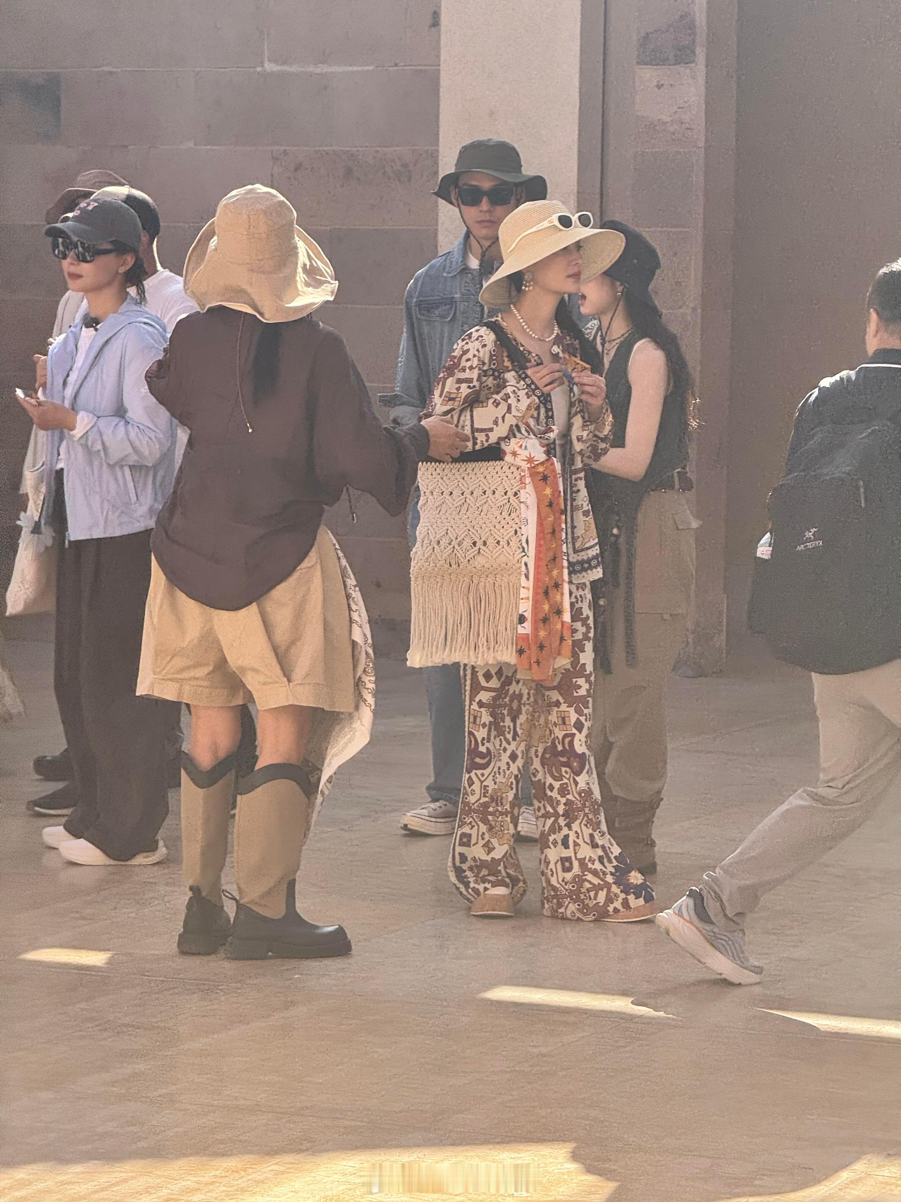 网友埃及金字塔偶遇花少龚俊张晚意 ​​​