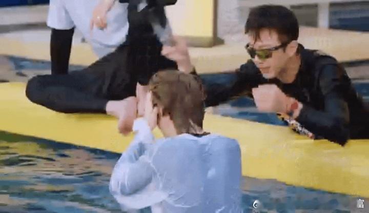 五哈鹿晗落水暴露扁头属性，直接打破我对他圆头的认知。都说扁头容易显五官平，鹿晗这