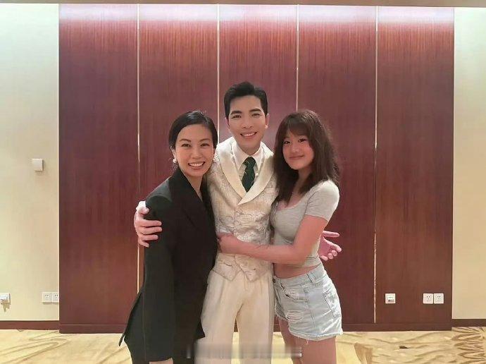 贾静雯大女儿与萧敬腾夫妻合照，像极了一家三口 ，只是萧敬腾紧张的手都不知道放哪了