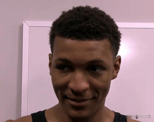 有杜兰特真好！史密斯谈老大哥杜兰特：

“有KD真是太好了。”

“你能看到我们