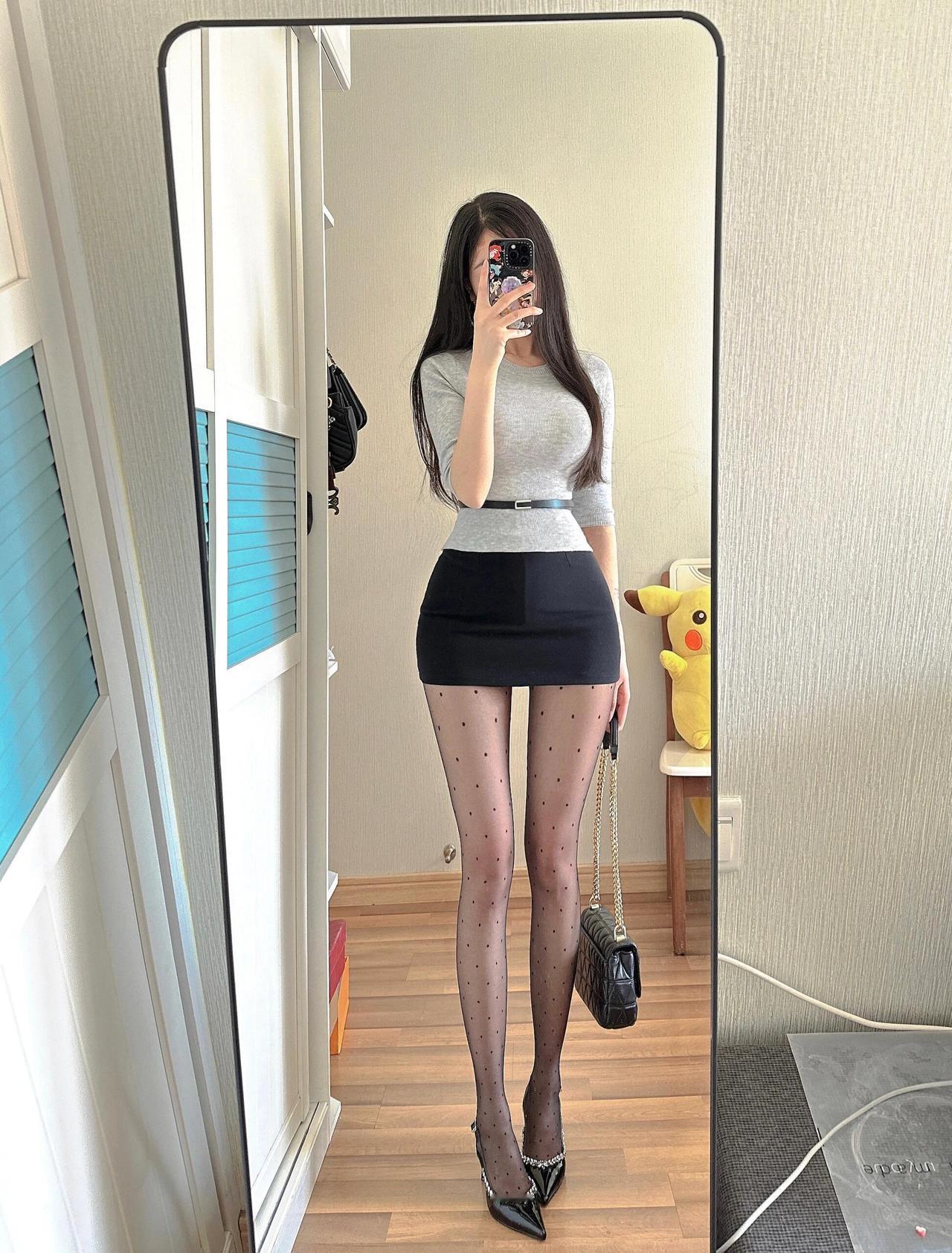 穿着时尚的裙子，自拍时刻。