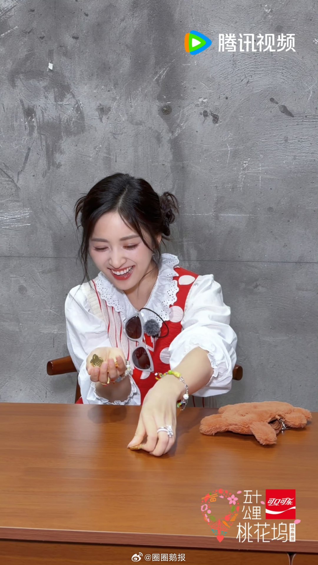 沈月来桃花坞撒桃花币 五十公里桃花坞 一出场就自带欢乐气场，沈月就是桃花坞的快乐