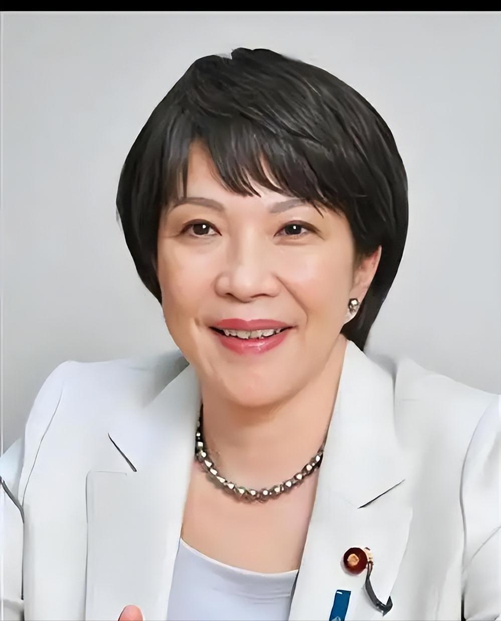 日本这回彻底被美国坑惨了！8月31日，12架F-16战机从青森县三泽基地呼啸升空