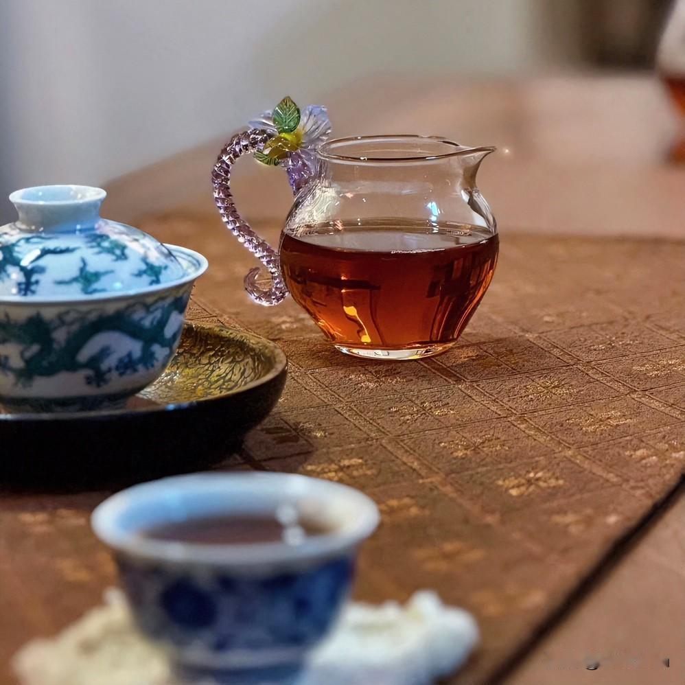 普洱茶要放几年才好喝?

午后斜阳里，藤椅轻晃，茶壶咕嘟作响。喝茶的人未必是世外