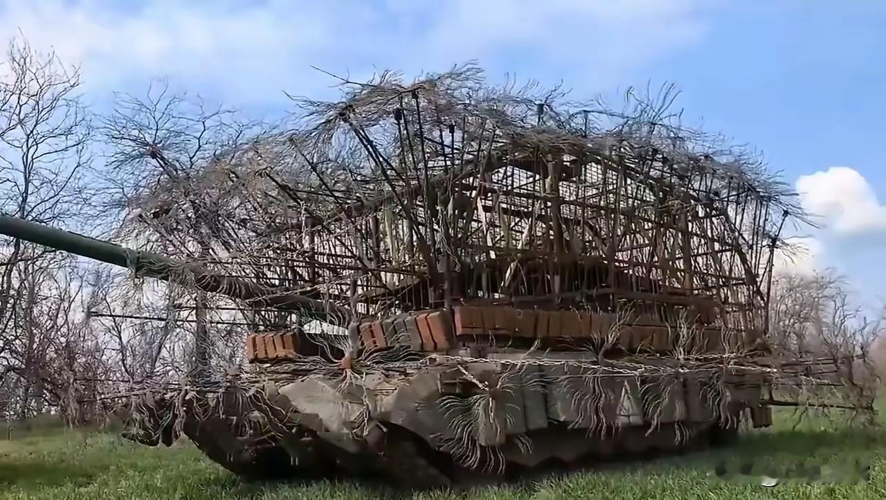 俄军T-90M主战坦克为了防无人机，加装了层层叠叠的防护措施，包括铁笼子、“刺猬