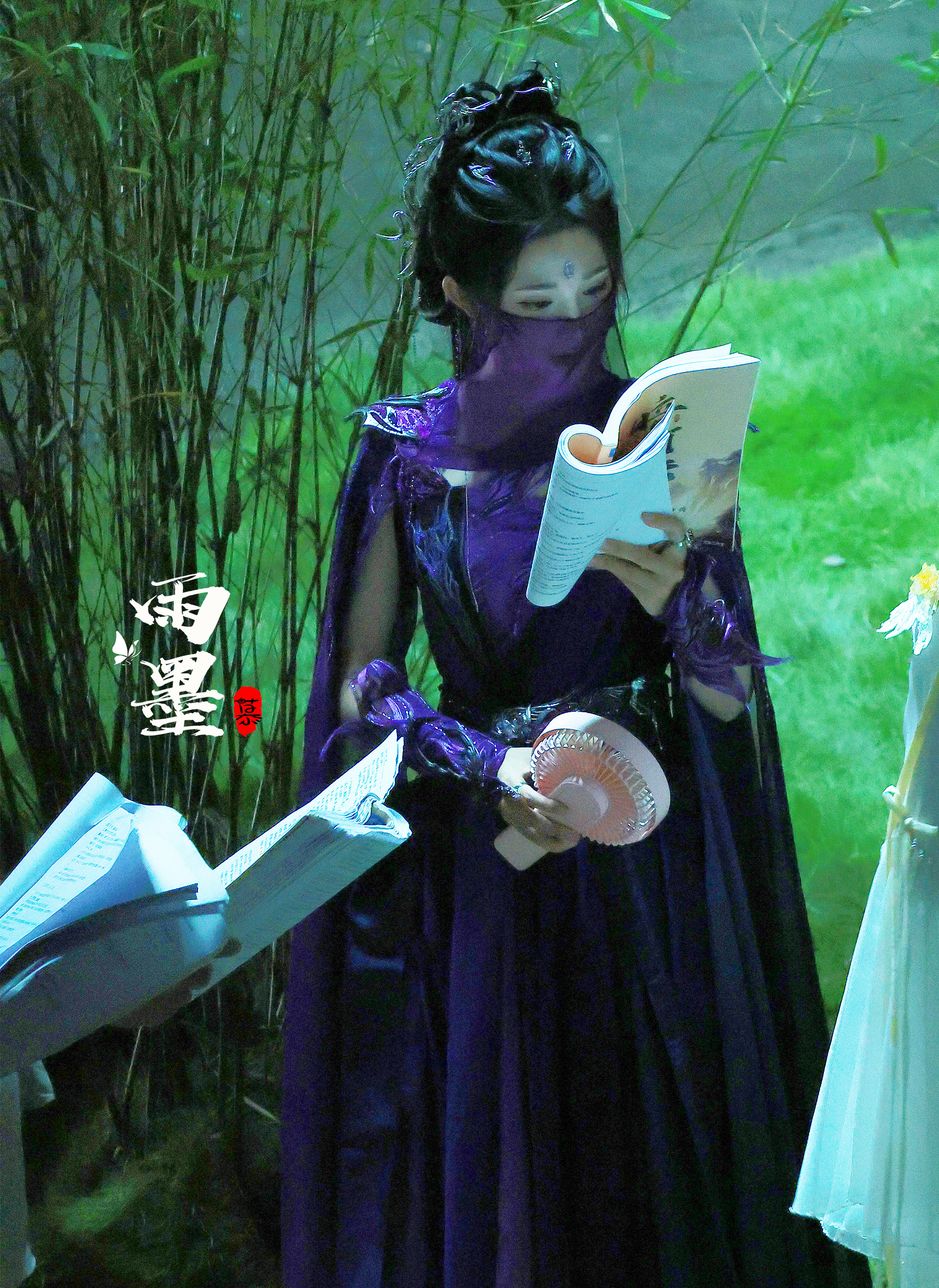 彭小苒《暗河传》路透小苒怎么这么适合紫色[哇]不愧是暗河第一美人！！ ​​​