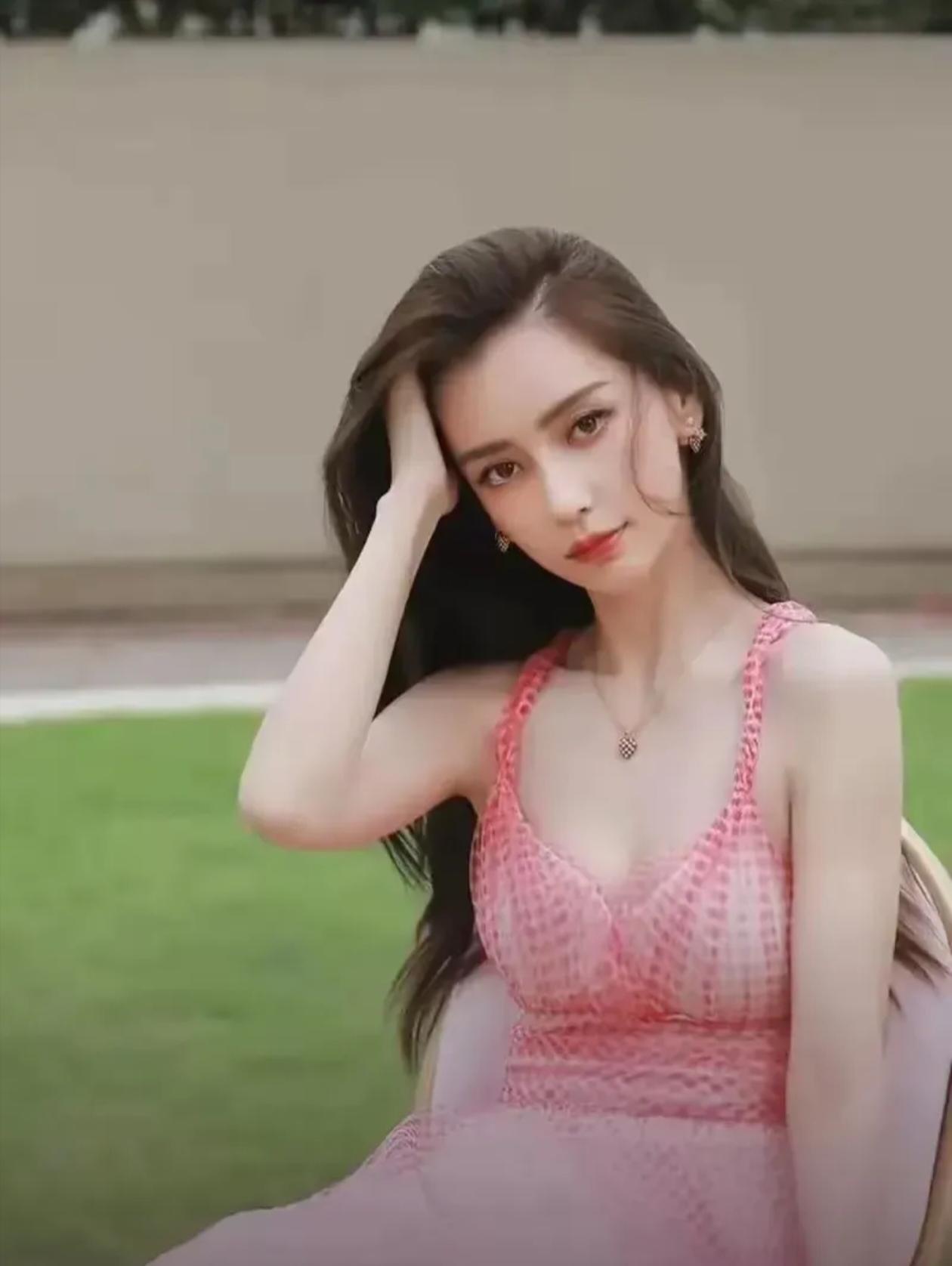 杨颖的性感，从不是直白的张扬
 很多人对性感的理解，是浓烈直白的诱惑，可杨颖这几