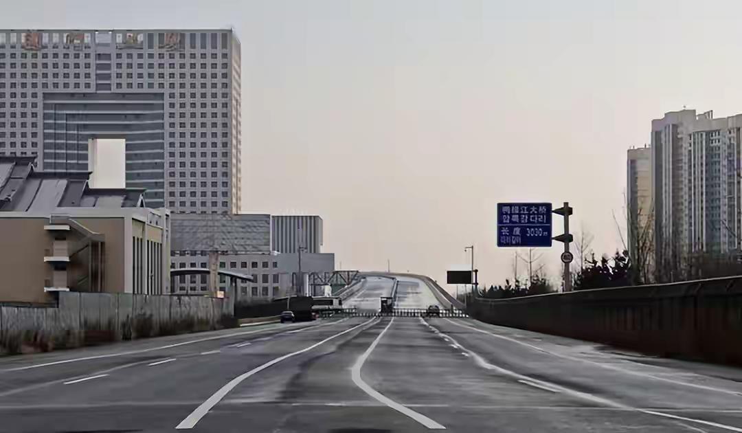 有韩国媒体报道称，中国和朝鲜正在同时升级新鸭绿江大桥附近的海关设施，这个拖延了许