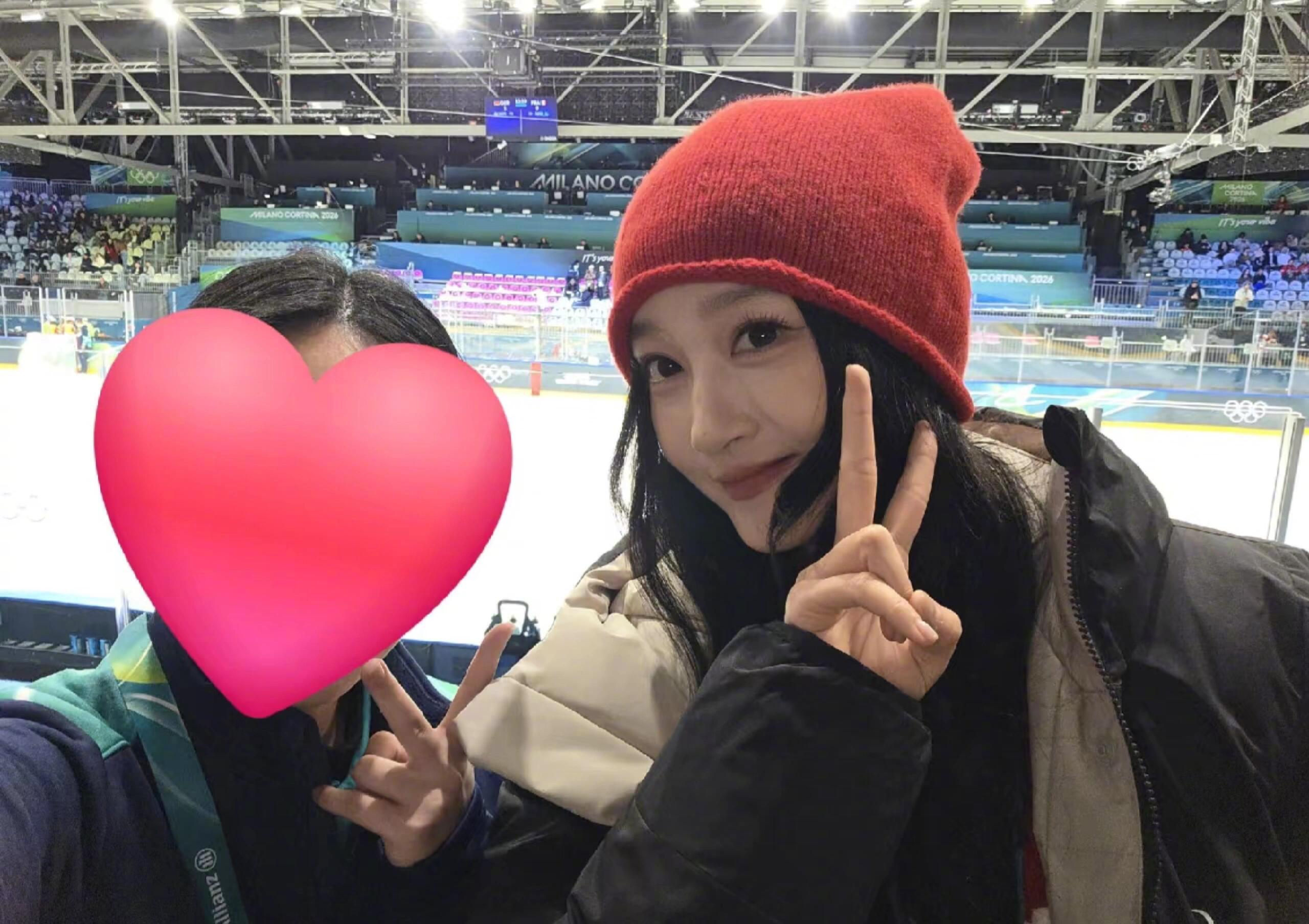 #早安咪语##米兰冬奥会偶遇关晓彤#戴着小红帽真是可爱，生图状态绝佳，连证件照都