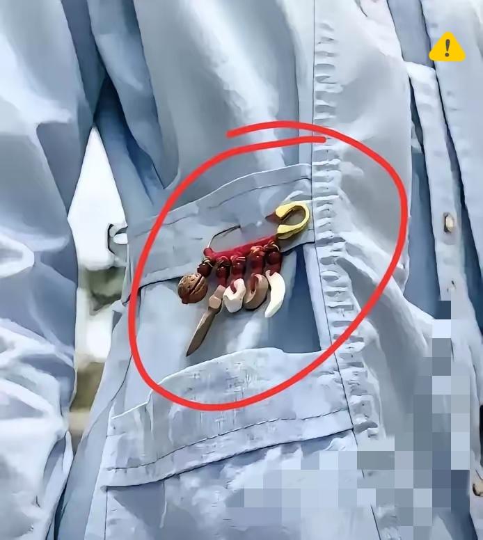 青岛护士服挂“护身挂件”？
求心安别踩医疗安全红线！

上夜班想壮胆的心情能理解