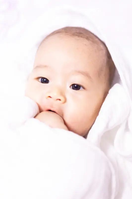 没洗手就抱孙子，你会介意吗？
前些日子，我的一位闺蜜跟我讲，她亲家母过来时，老是