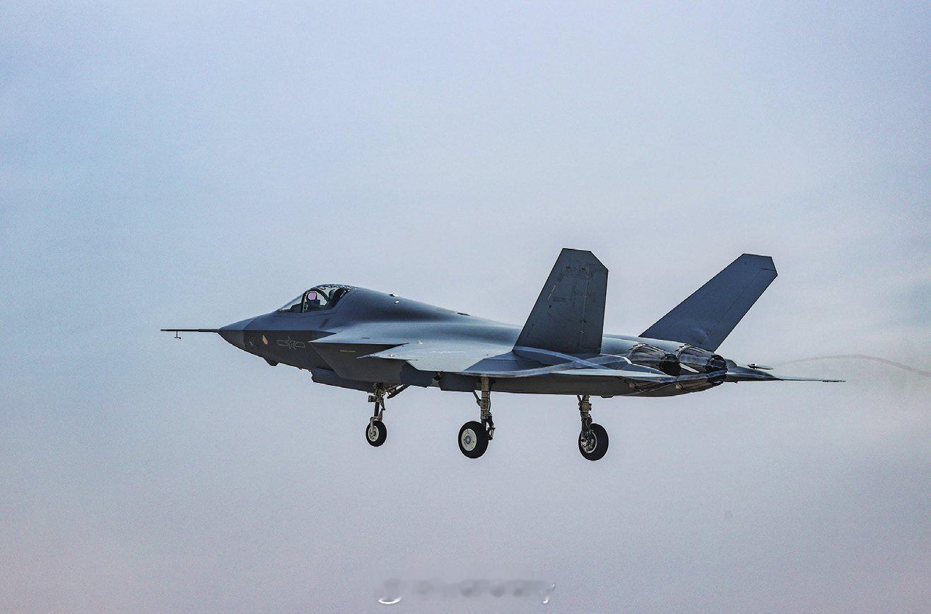 J-35A原型机（图源:航空融媒）190视角 ​​​