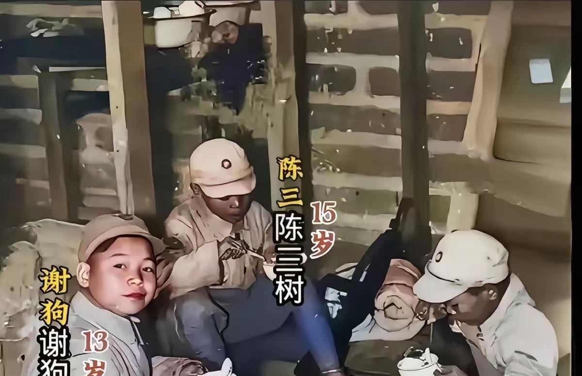 1944年云南滇西三位娃娃兵的最后合影，最后在松山战役中都壮烈牺牲。左边的是谢狗