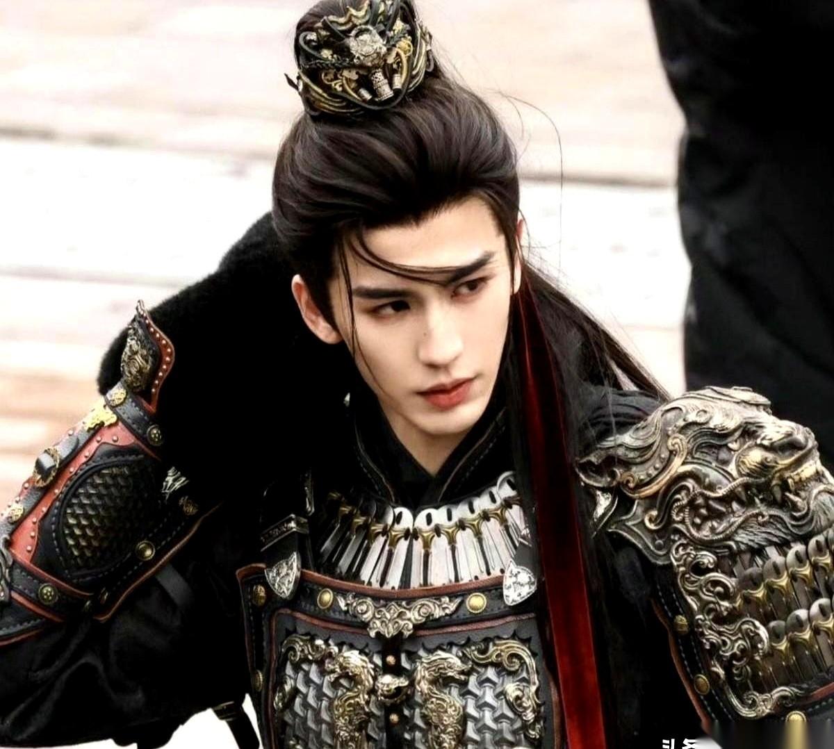 真的，有时候你不得不服，帅，是全世界的硬通货。
咱这边的《逐玉》，一部古偶剧，漂