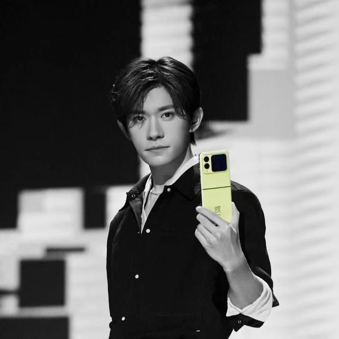 #易烊千玺氛围感悬念大片#易烊千玺也太帅了吧，这照片拍的很有质感[666]，手上
