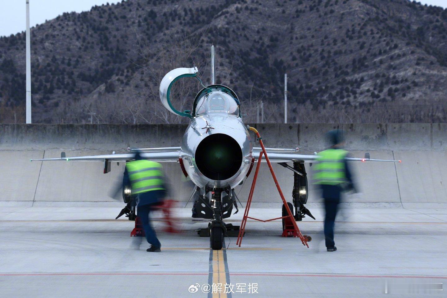 中部小七出来了……记得有专家说歼7在2023年会退出作战部队[嘻嘻] ​​​