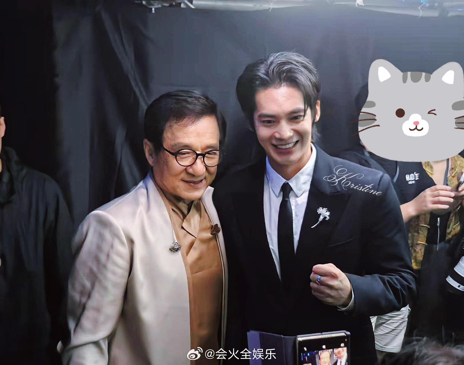 看给于适乐的！期待下次合作[哈哈]于适成龙后台合影于适成龙湾区升明月后台合影 ​