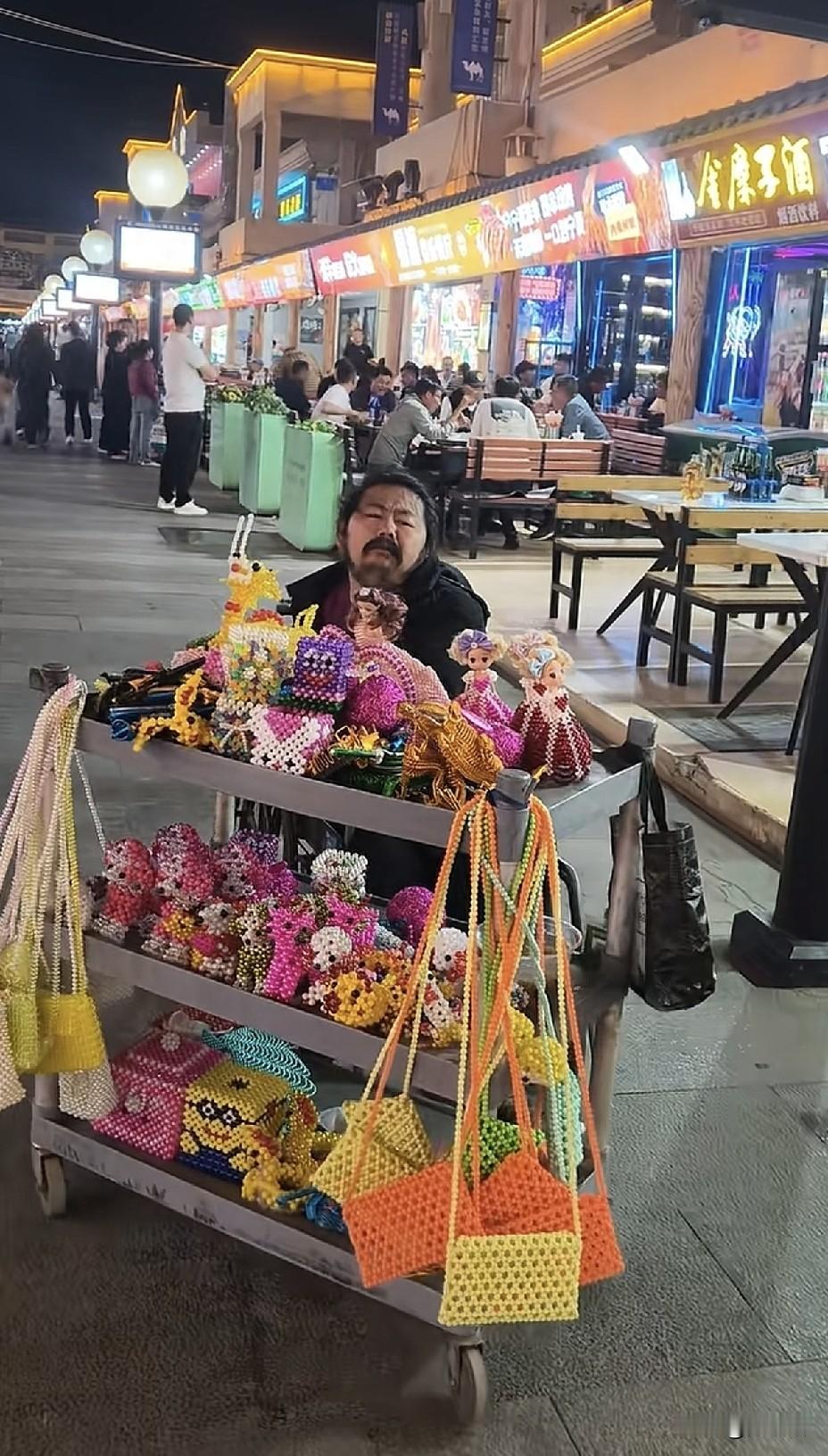 公益好人胡雷！！
 胡雷被称作“跪着的巨人”，他自幼身患小儿麻痹，命运满是坎坷，