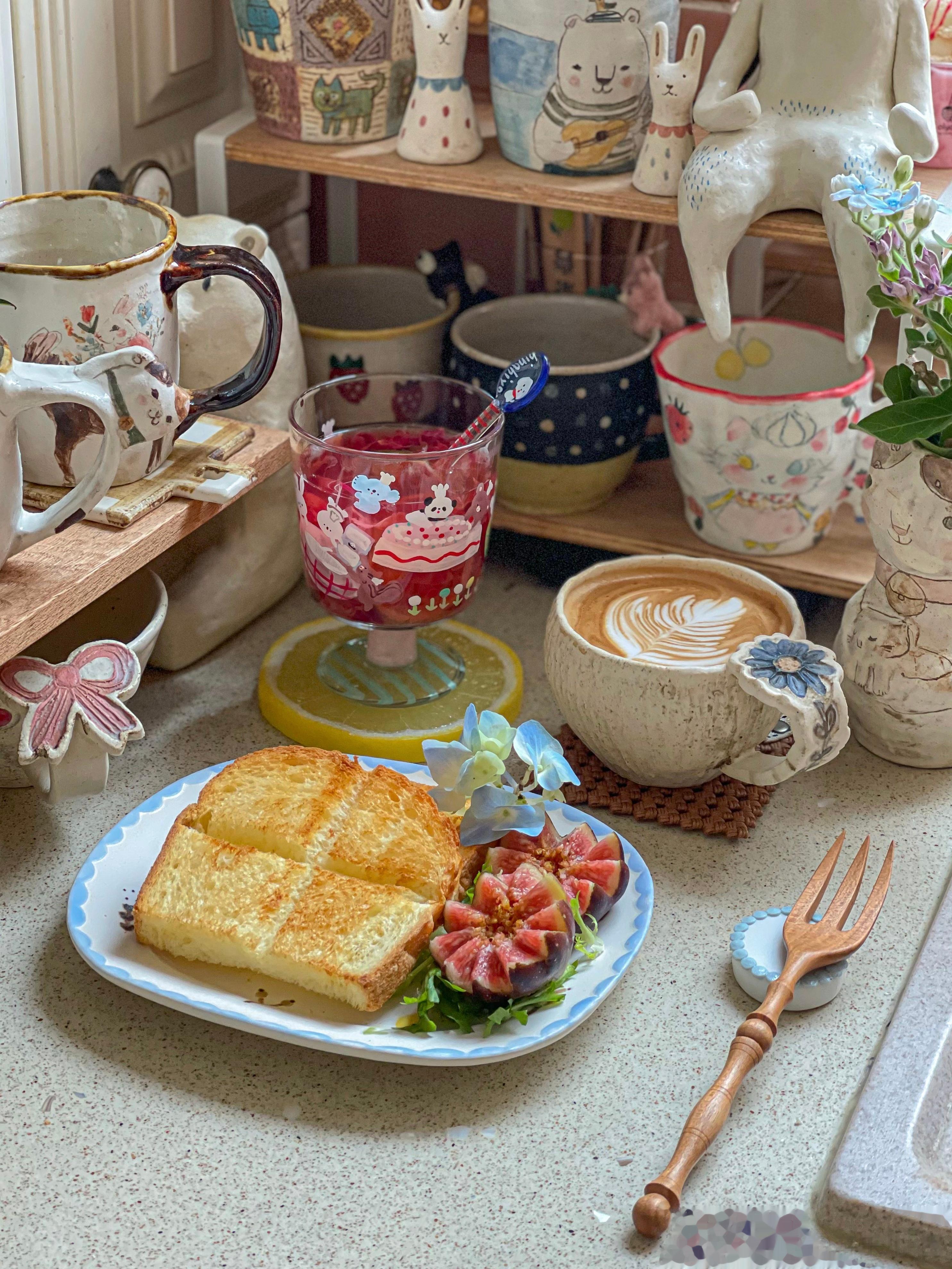 出太阳啦[太阳]早餐好久没有自然光啦！[赢牛奶]赶紧拍拍。今天吃自己做的酸奶吐司