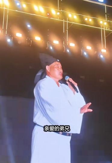 6月20日，大衣哥朱之文在山东淄博聊斋城的演出异常火爆，现场人头攒动。
他身着古