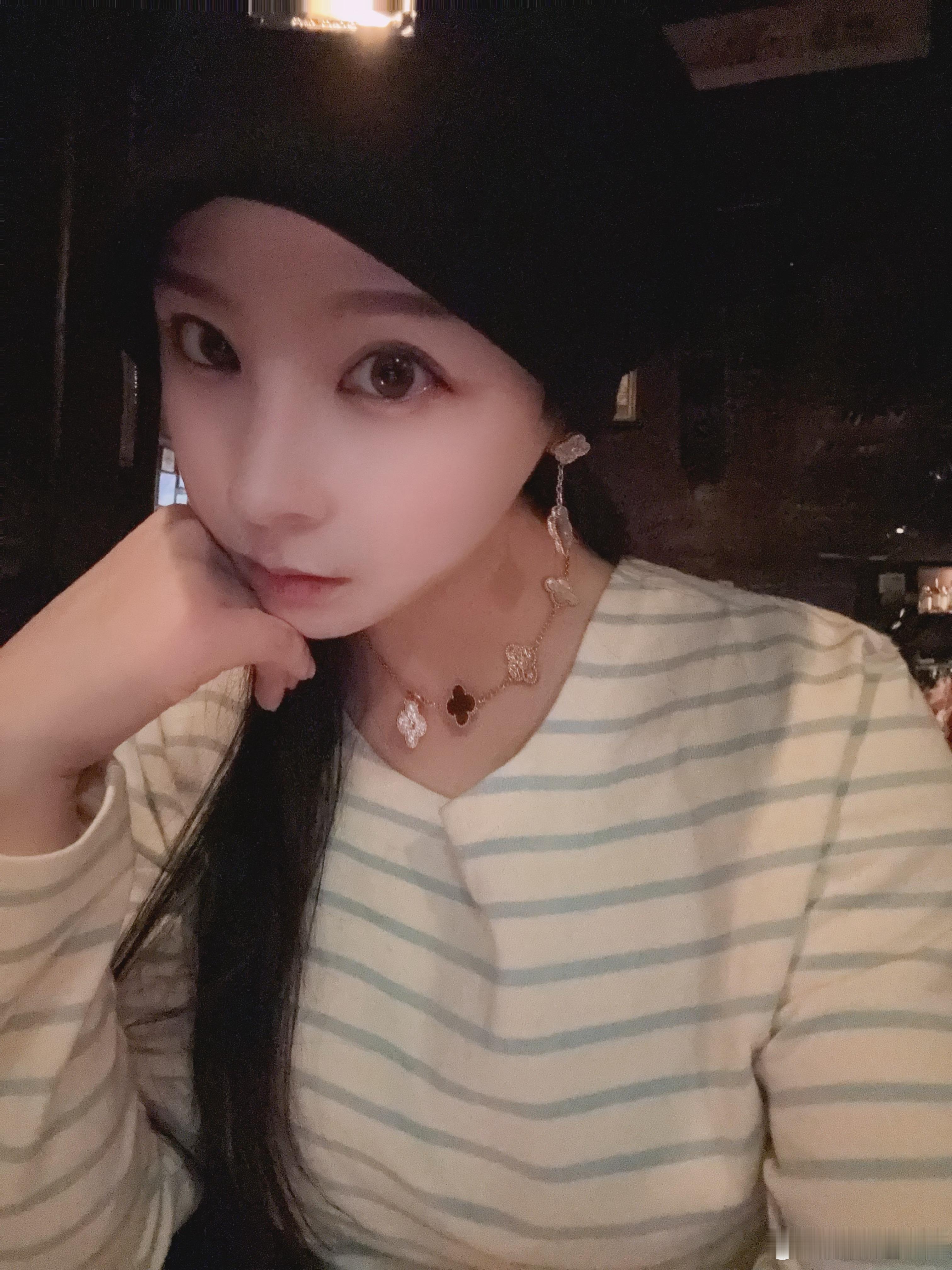 死丫头给我拍的这么呆哈哈哈丑就丑吧大年初一跟最爱我家小酒鬼吃饭可怜的娃大病初愈哈