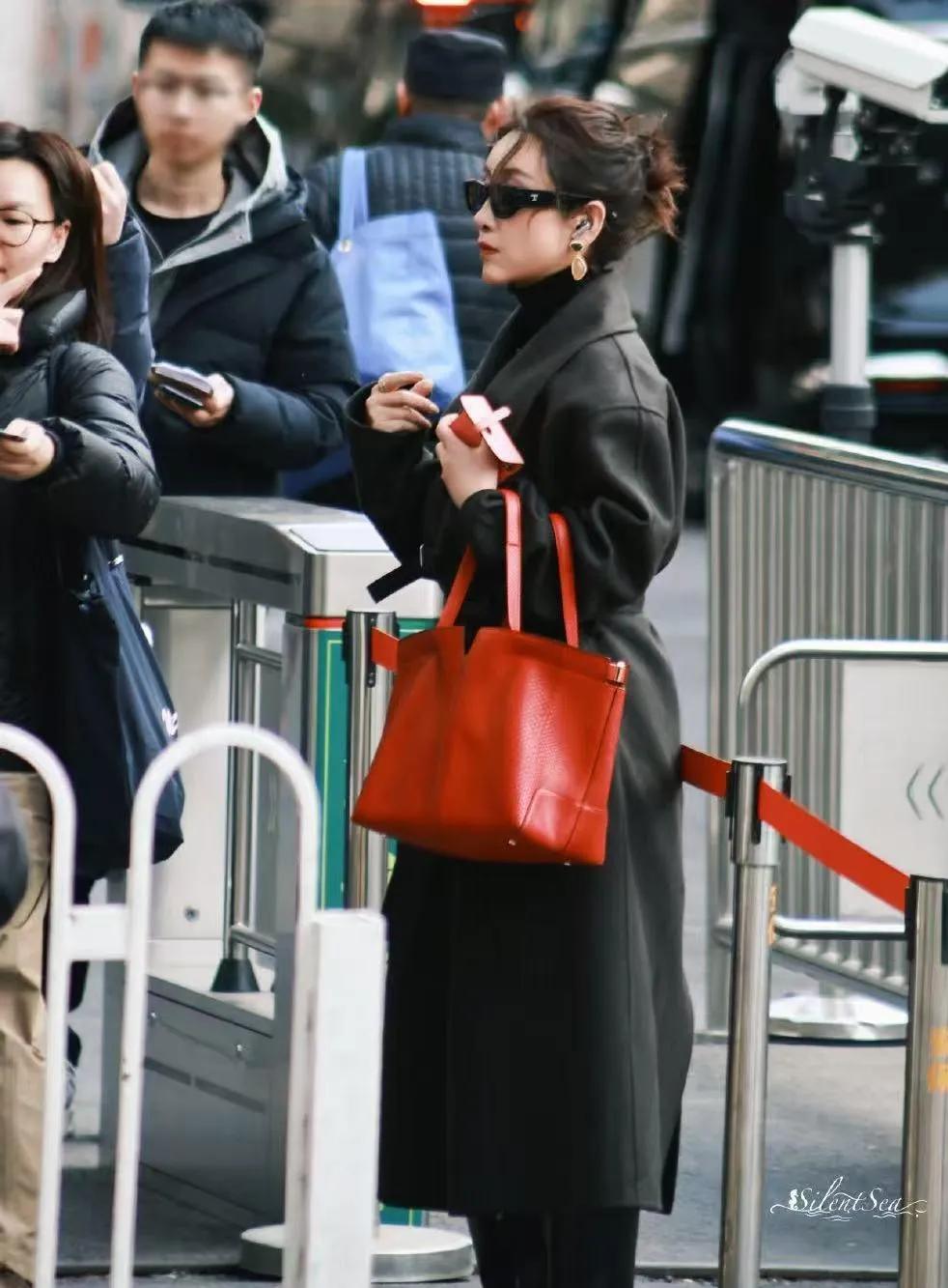 秦海璐这才是中年女性的穿搭天花板
 
秦海璐最新路透，把黑色大衣的高级感穿到了极