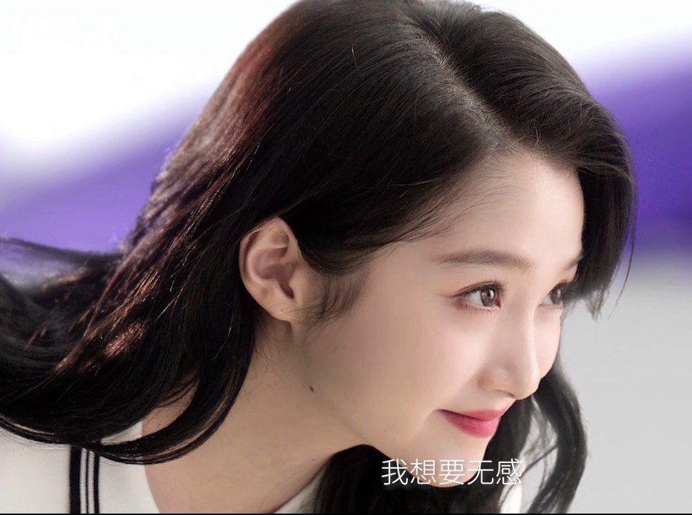 关晓彤新年超美形象大片 关晓彤在新年大片里展现了极佳的无感松弛。从庄筱婷的洒脱到