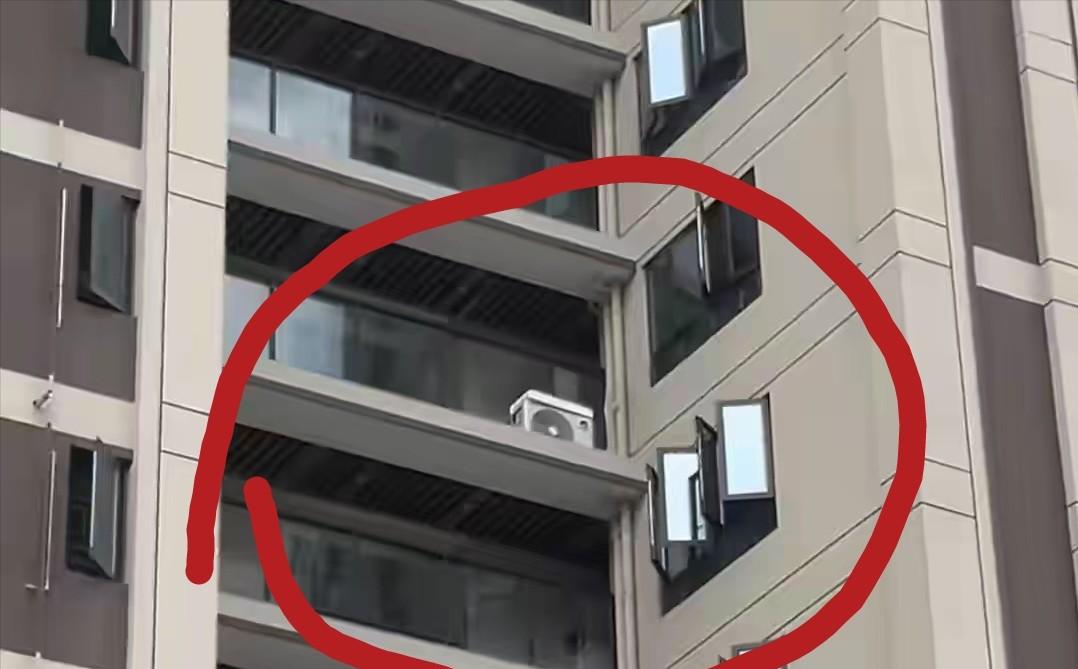 福建福州，一男子下班后回家，突然发现自家的窗户前，竟然多了一台空调外机！仔细一研