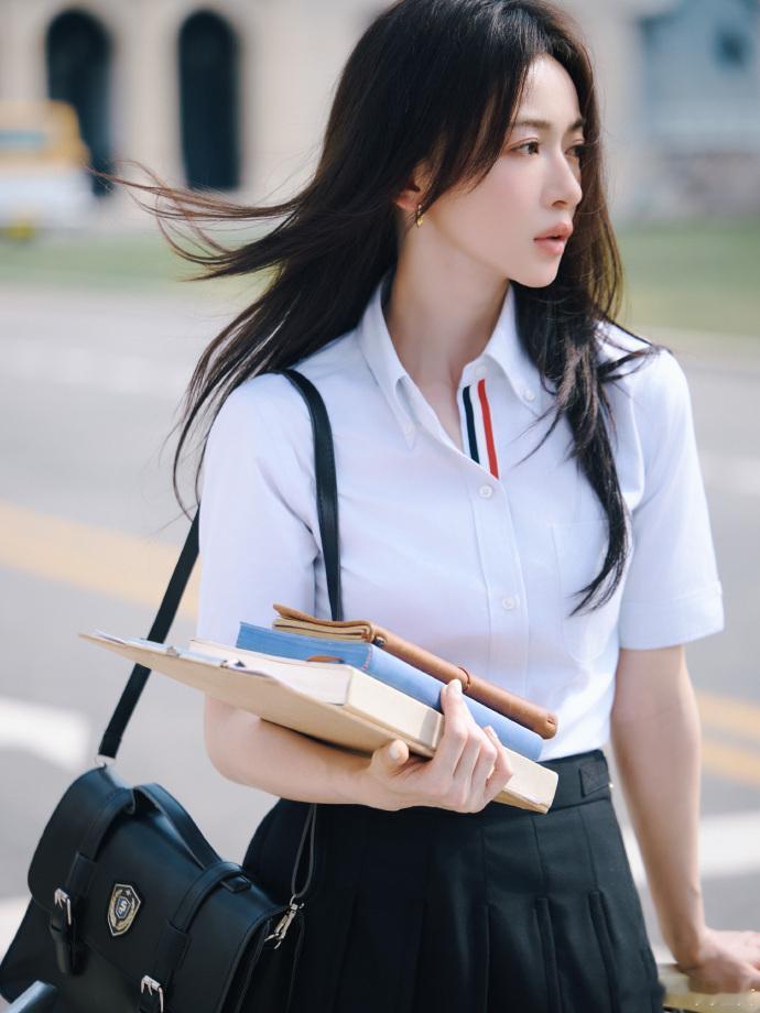 吴谨言今天是学姐风吴谨言放大学我高低暗恋四年 吴谨言今天的风格真的是美美的学姐风