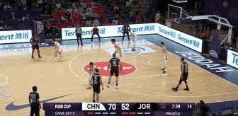 归化球员塔克这个转身，直接把余嘉豪钉在地板上！这不是余嘉豪的错，这是中锋普遍存在