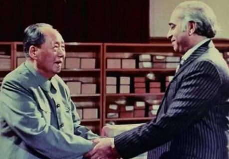 1976年5月27日，浑身病痛、连起身力气都没有的毛主席，强撑病体会见巴基斯坦总