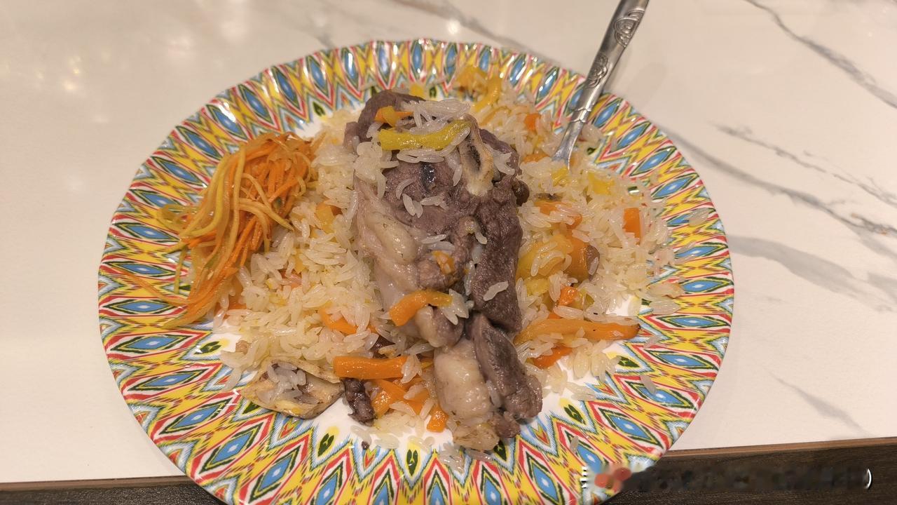 来到新疆终于吃到心心念念的手抓饭了，也不知道哪一家好吃，就看到这一家排的人比较多