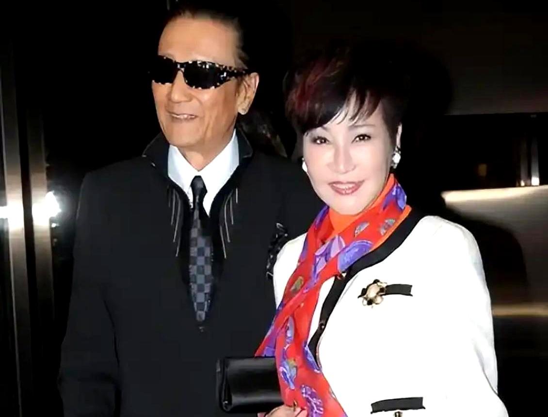 48岁硬撬28岁有男友的辣妹，70多岁还能牵着小49岁的女友炸街，娱乐圈除了“四