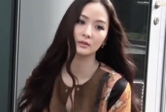 签2亿担保救父！名媛孙芸芸：亲爹挥霍百亿，竟要女儿卖身家填坑？
2009年，一向
