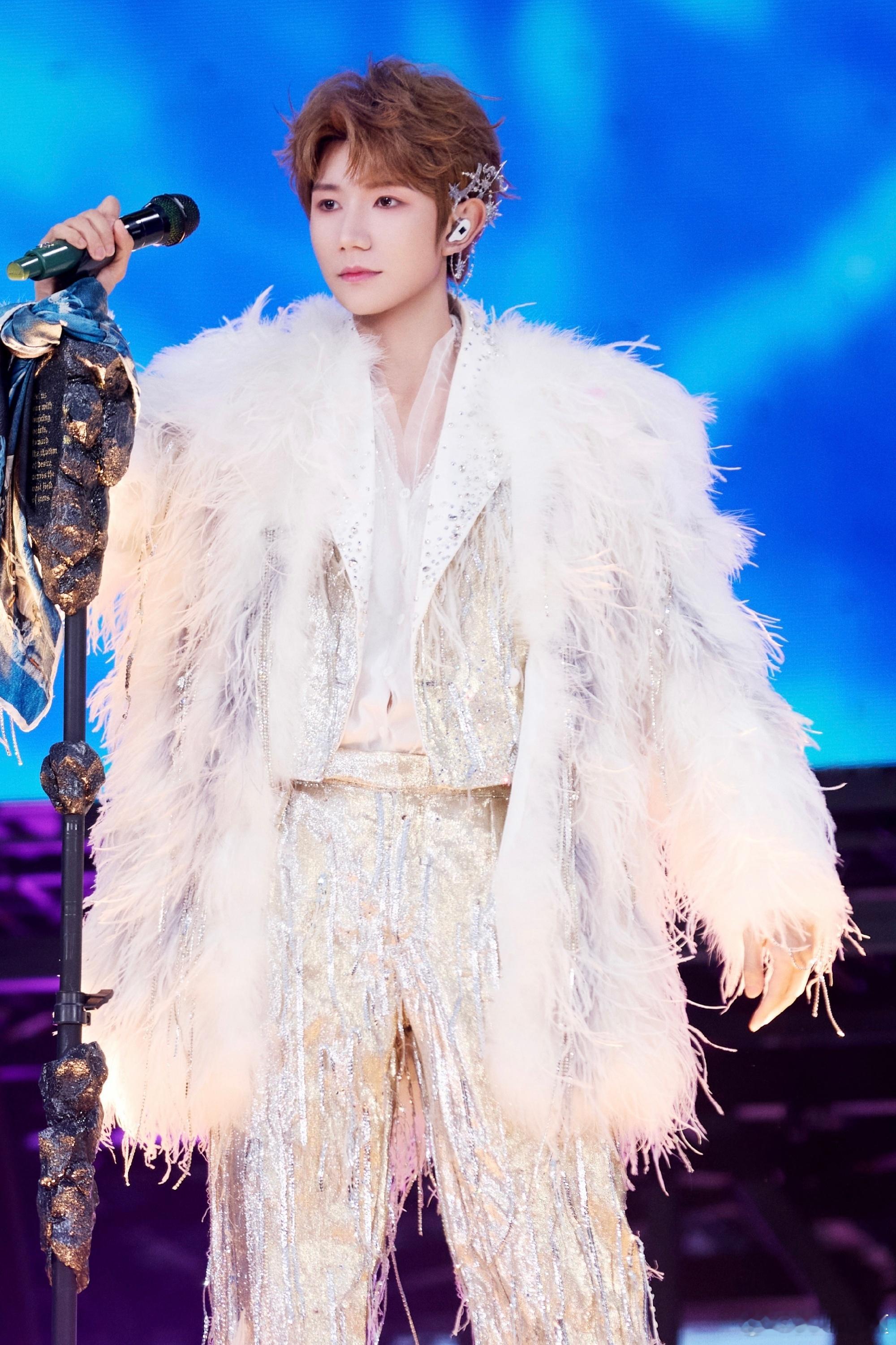 王源演唱会cos艾莎 今晚的王源控彩带的那一下简直绝了🤤 