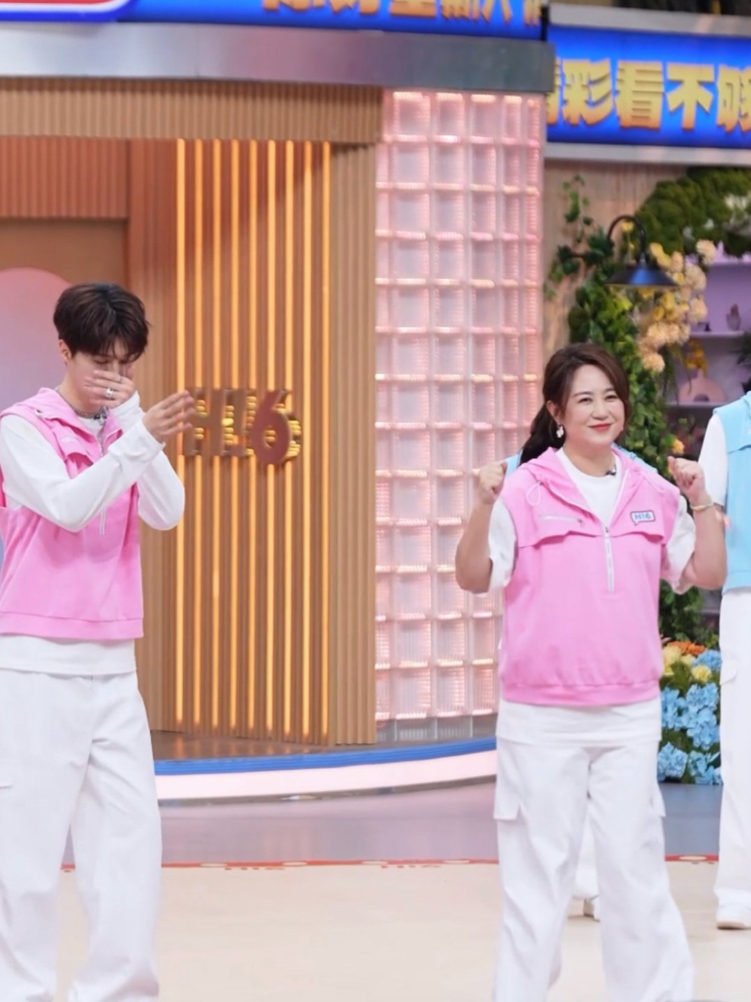 马丽范丞丞舞姿很曼妙丽姐全程元气满满，丞丞一旁偷学动作！曼妙双人舞get！期待今