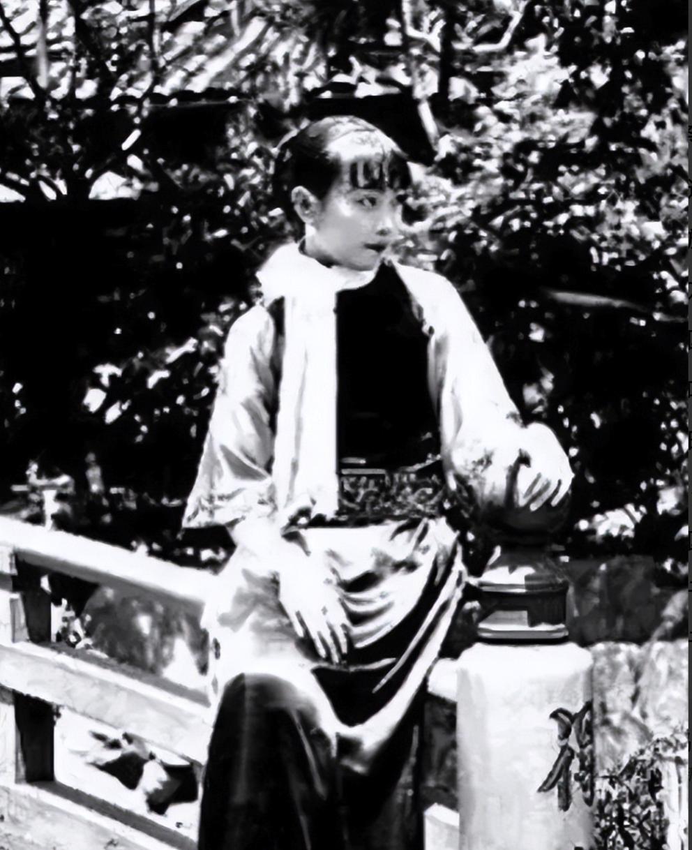 1940年深夜，郑苹如被押至树林枪决。特务垂涎其美色，迟迟不忍下手。她突然开口说