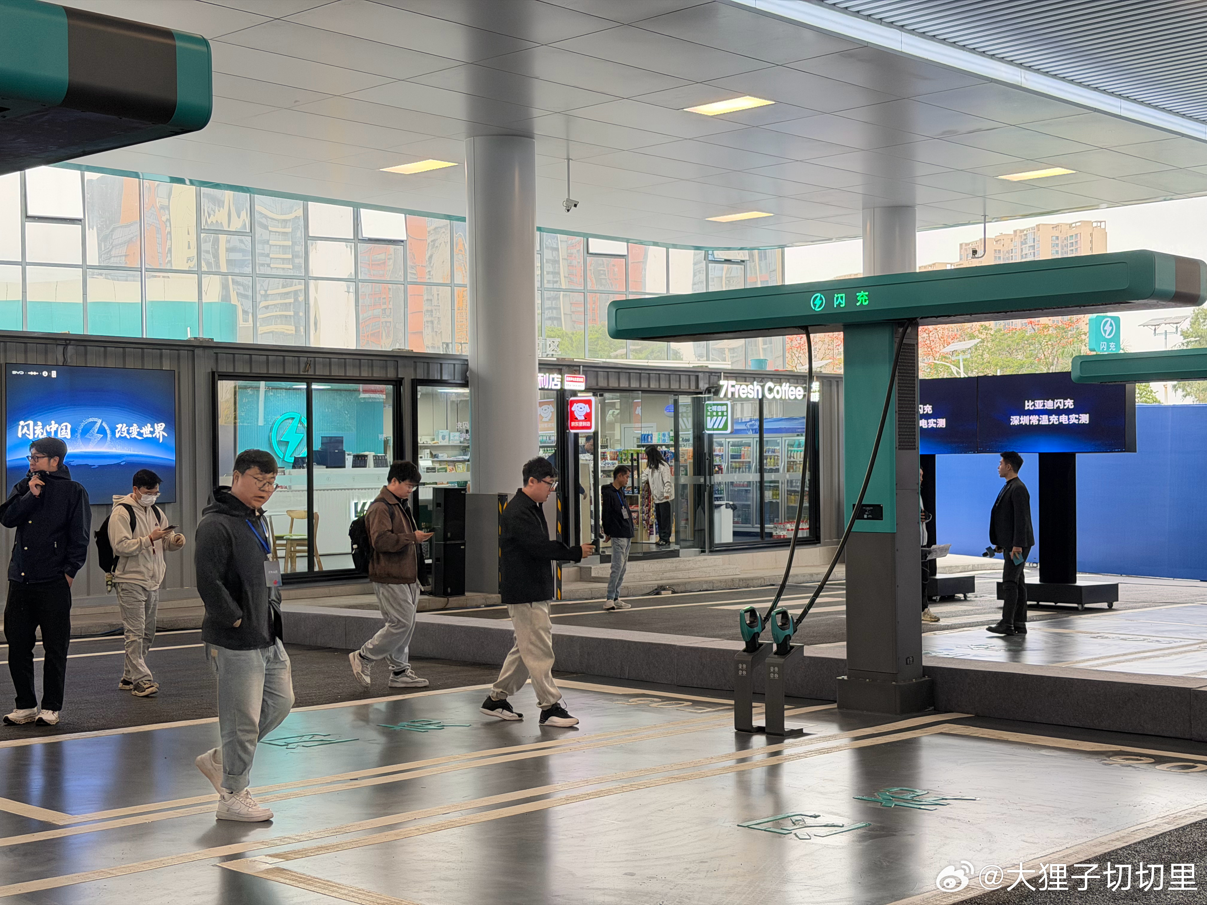 前两天参观了BYD闪充是如何解决诸多电动化难题的，比较有突破性的是新的刀片电池在