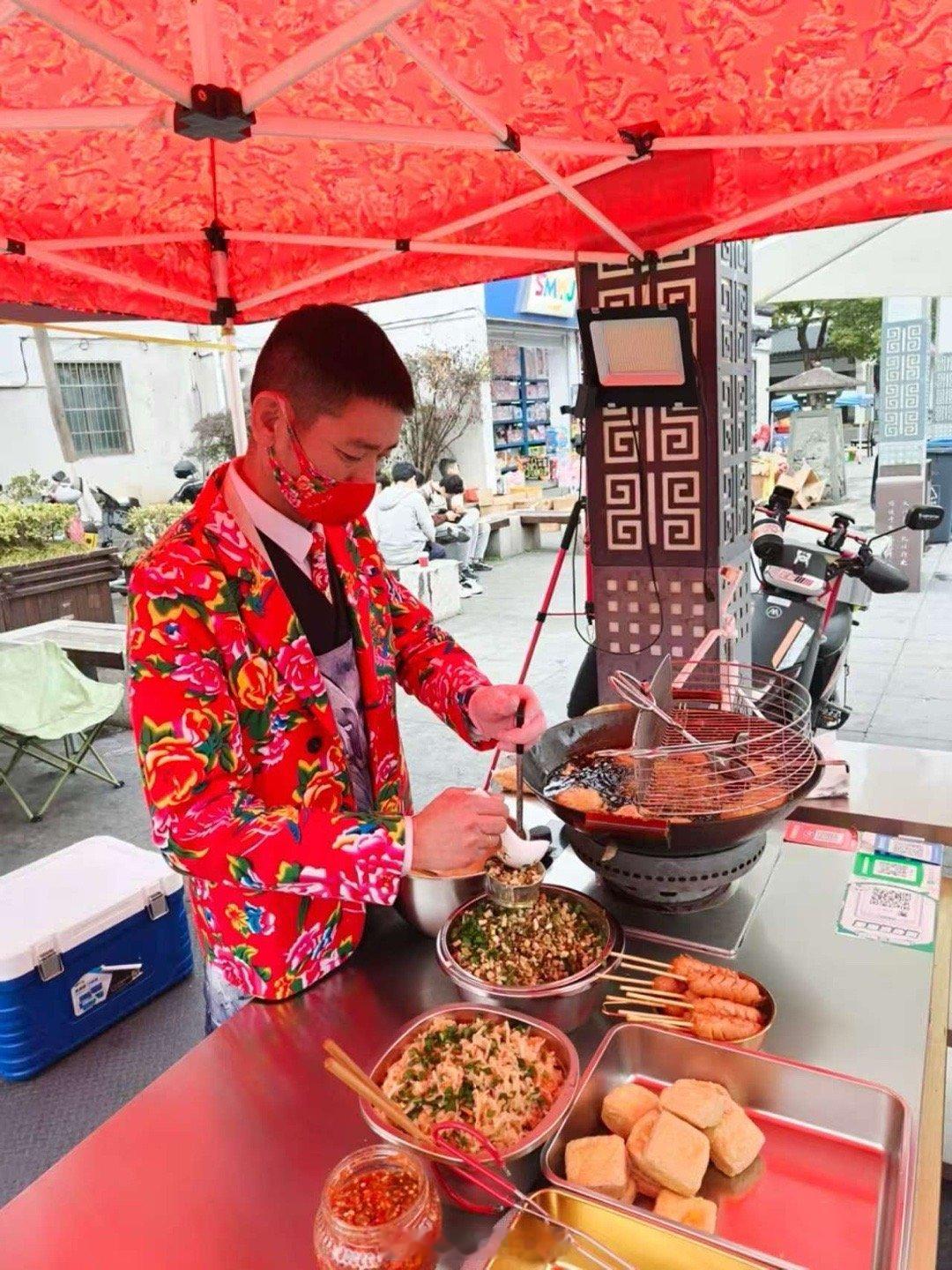 衢州号称浙江小成都，满大街都是麻将馆、茶室，还有到处弥漫的辣椒味。伊宝外婆本来在