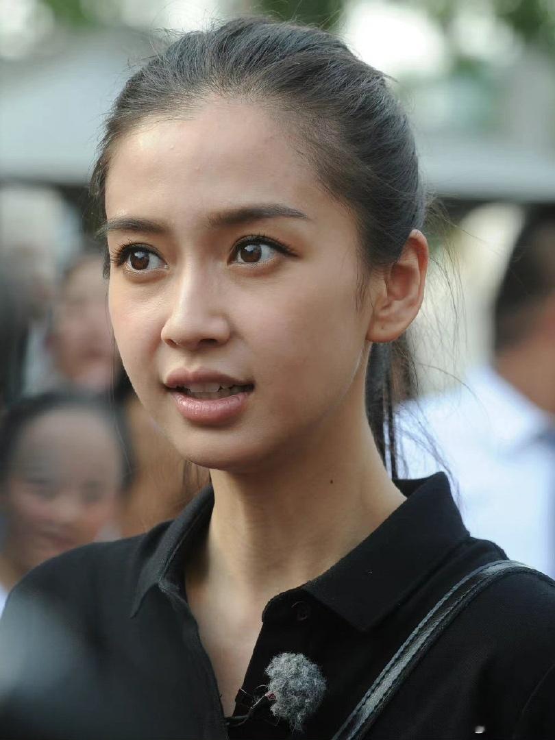 就问你这图生不生？不愧是生图女神angelababy！她早期执着于美黑，所以现在