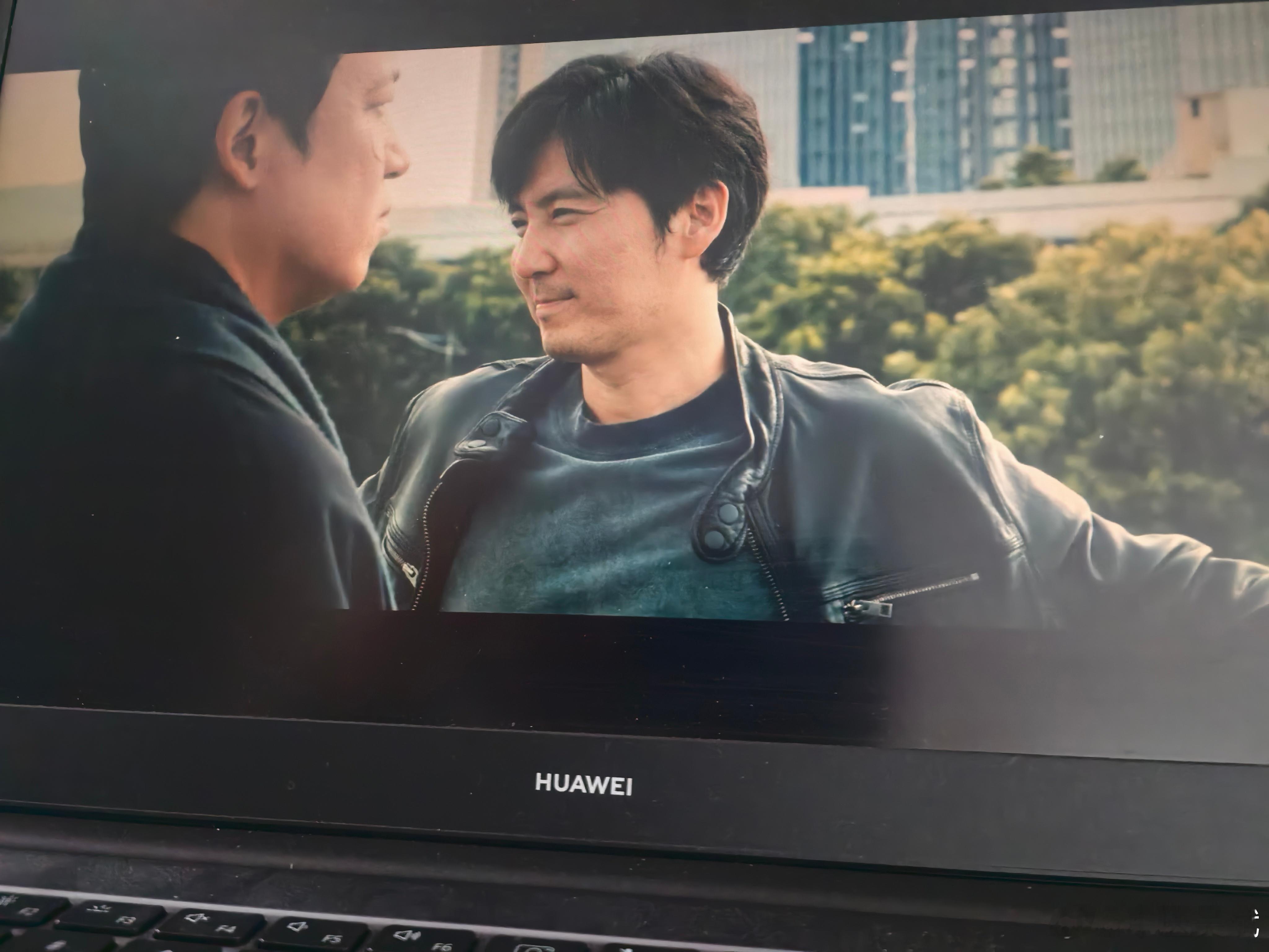 小朋友吃饭不能看电视玩玩具，大人看情况，毕竟也是在学习，刘老夫子说看病就和破案一