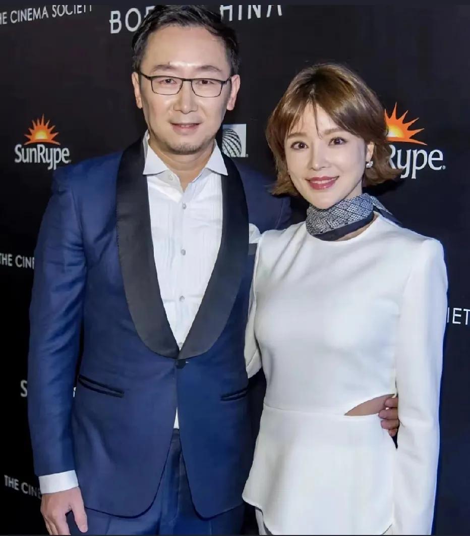 陆川与央视主持人妻子蝴蝶参加活动时的一张留影，陆川是业内颇具实力的优秀导演，拍摄